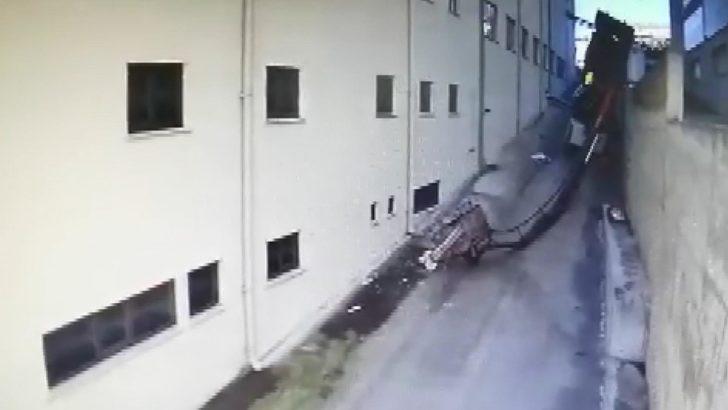 Esenyurt'ta vinç devrildi, çatı kenarında asılı kalan işçi düşerek öldü G2