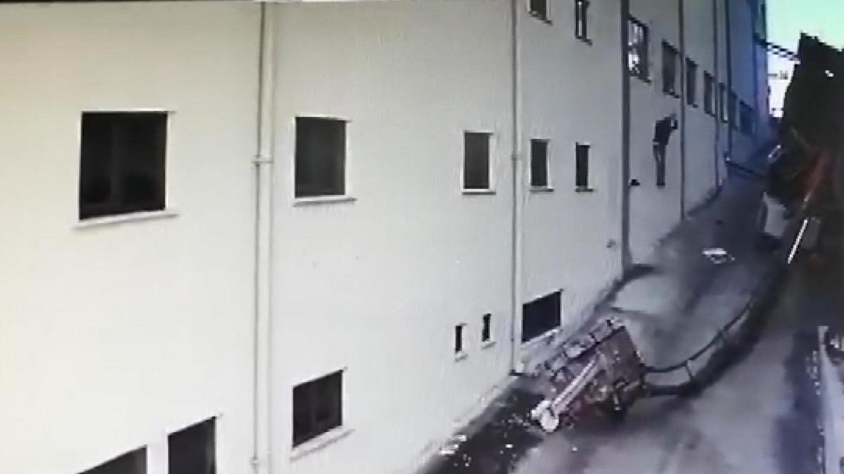 Esenyurt'ta vin&ccedil; devrildi, &ccedil;atı kenarında asılı kalan iş&ccedil;i d&uuml;şerek &ouml;ld&uuml;