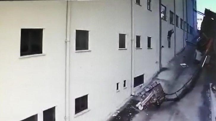 Esenyurt'ta vinç devrildi, çatı kenarında asılı kalan işçi düşerek öldü G3
