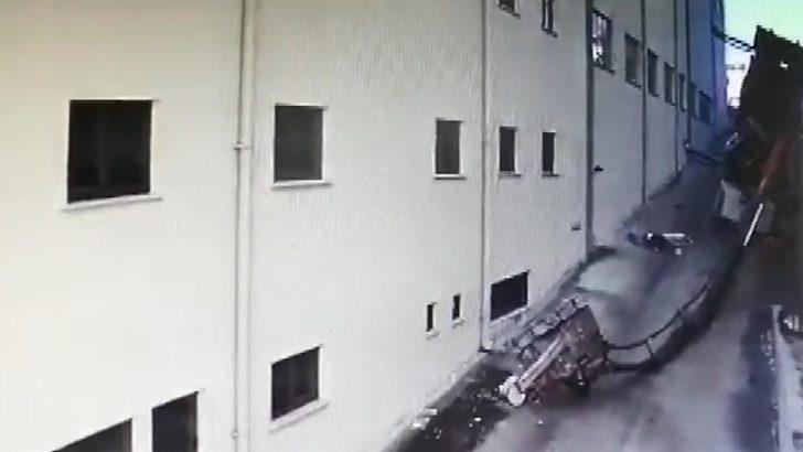 Esenyurt'ta vinç devrildi, çatı kenarında asılı kalan işçi düşerek öldü G4