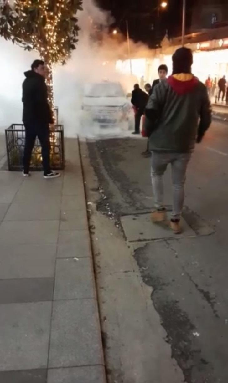Taksim’de araç yangını! Esnaf yangın tüpleriyle müdahale etti G3