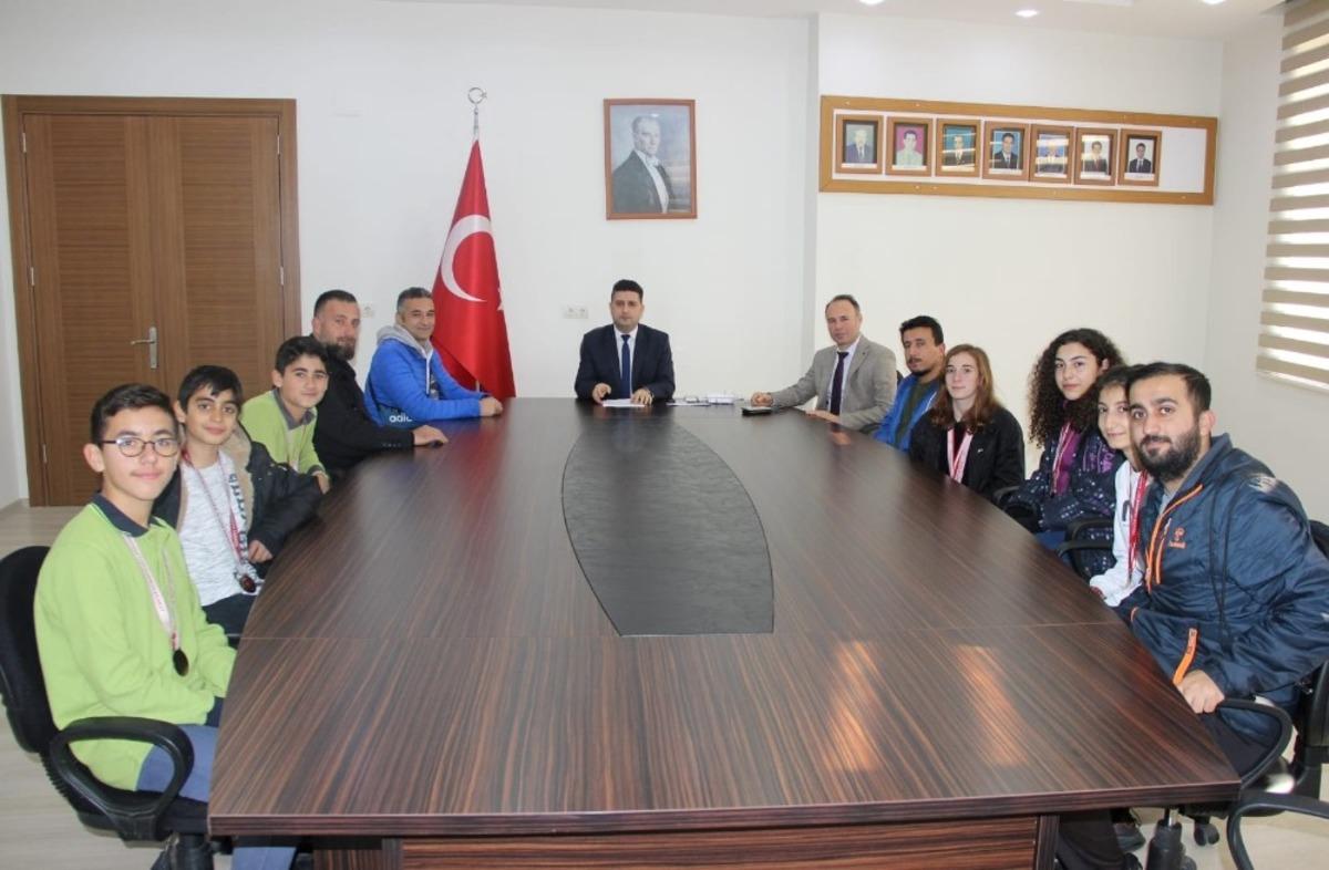 Milli Eğitim M&uuml;d&uuml;r&uuml; Karataş, madalya alan &ouml;ğrencileri &ouml;d&uuml;llendirdi