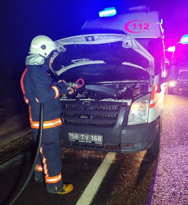 Ambulans seyir halindeyken alev aldı