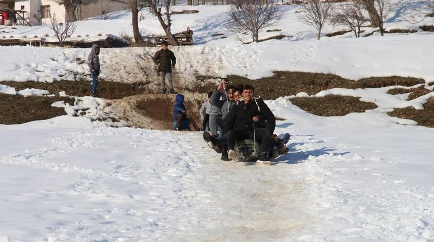 Şemdinli’de çocukların kızak keyfi