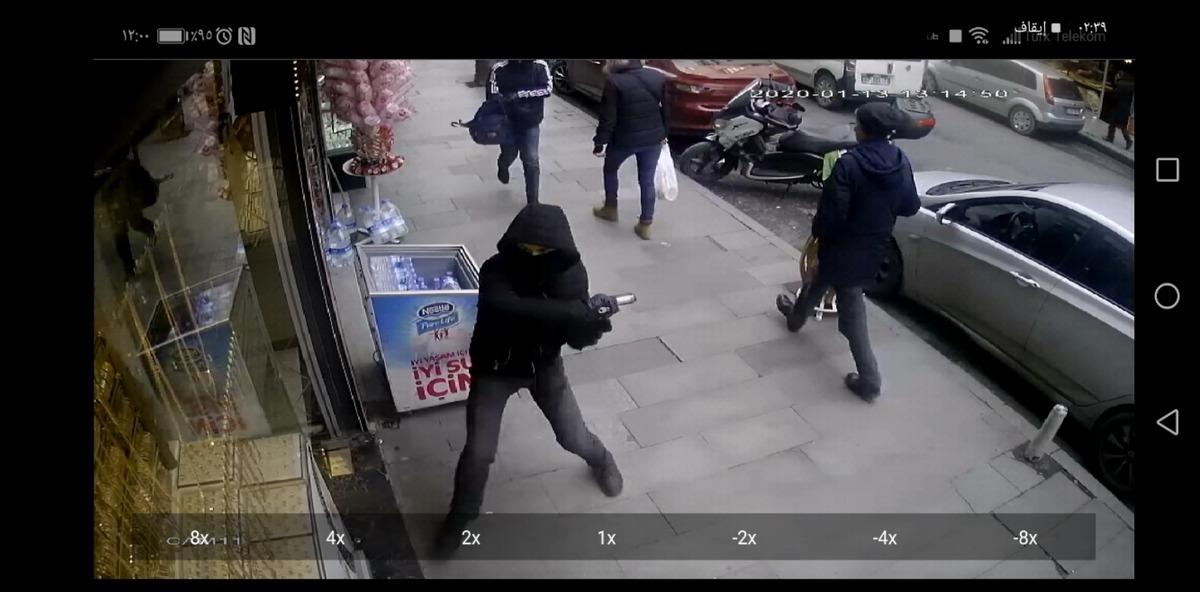 Kağıthane'de soygun girişimi! O anlar g&uuml;venlik kamerasında