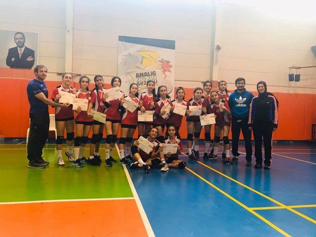 Analig  Voleybol Kız takımı yarı finalde