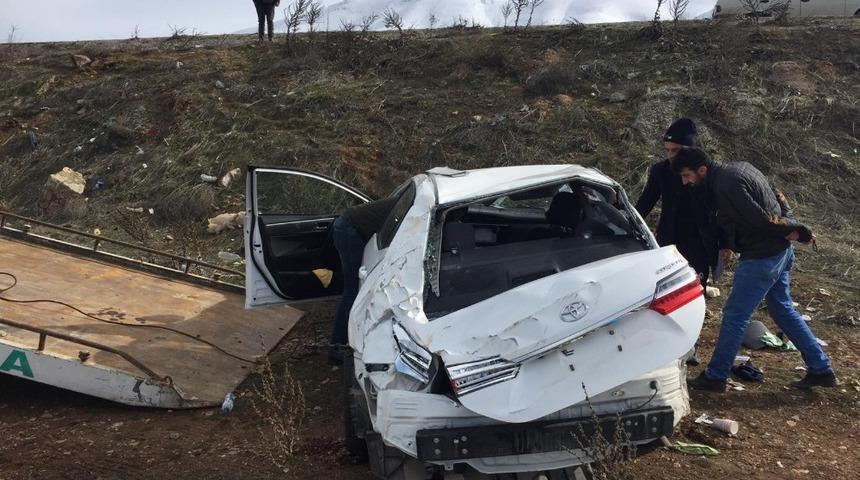 Kazada yaralanan g&ouml;&ccedil; idaresi personelinin tedavisi s&uuml;r&uuml;yor