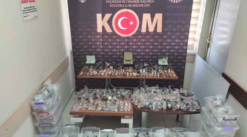 Ka&ccedil;ak&ccedil;ılık polisinden 500 bin TL&rsquo;lik ka&ccedil;ak saat operasyonu