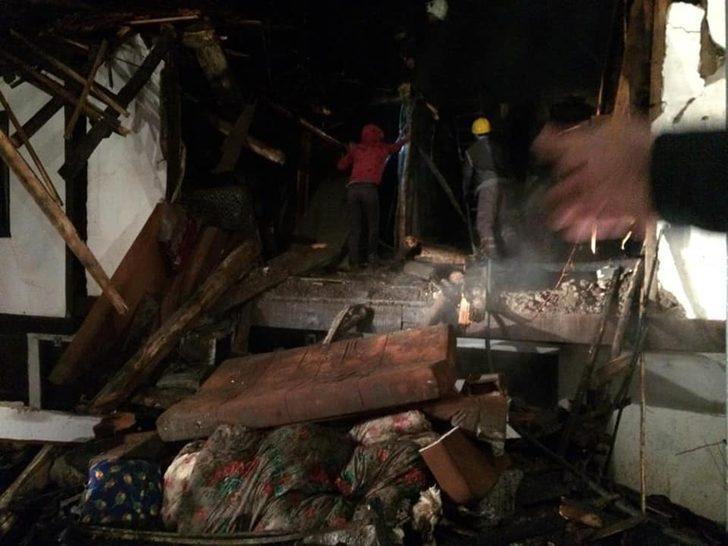 Çorum'da yangın faciası! Yaşlı çift son anda kurtarıldı G3