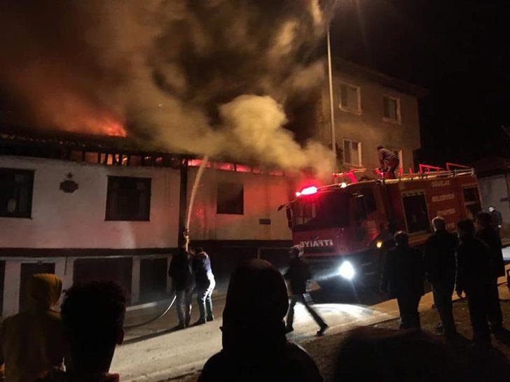 Çorum'da yangın faciası! Yaşlı çift son anda kurtarıldı G4