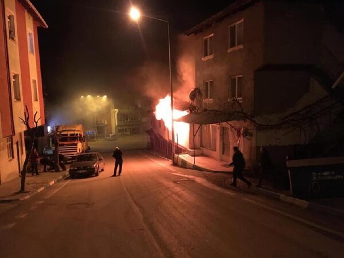 &Ccedil;orum'da yangın faciası! Yaşlı &ccedil;ift son anda kurtarıldı