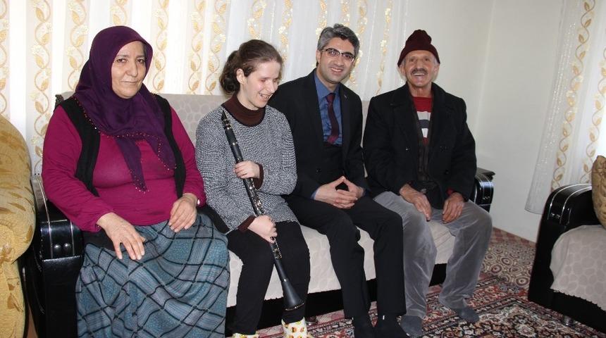 G&ouml;rme engelli Zeynep&rsquo;in klarnet sevinci