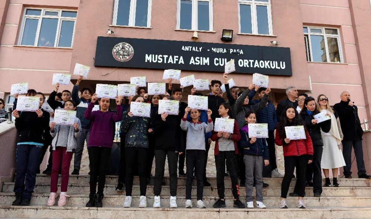 Başkan Uysal, &ccedil;evreci &ouml;ğrencileri kutladı