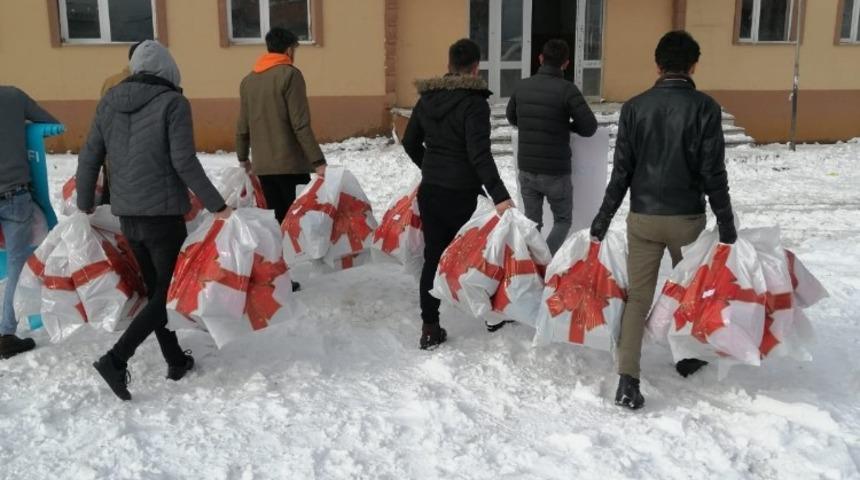 T&Uuml;GVA&rsquo;dan 82 &ouml;ğrenciye mont ve bot yardımı
