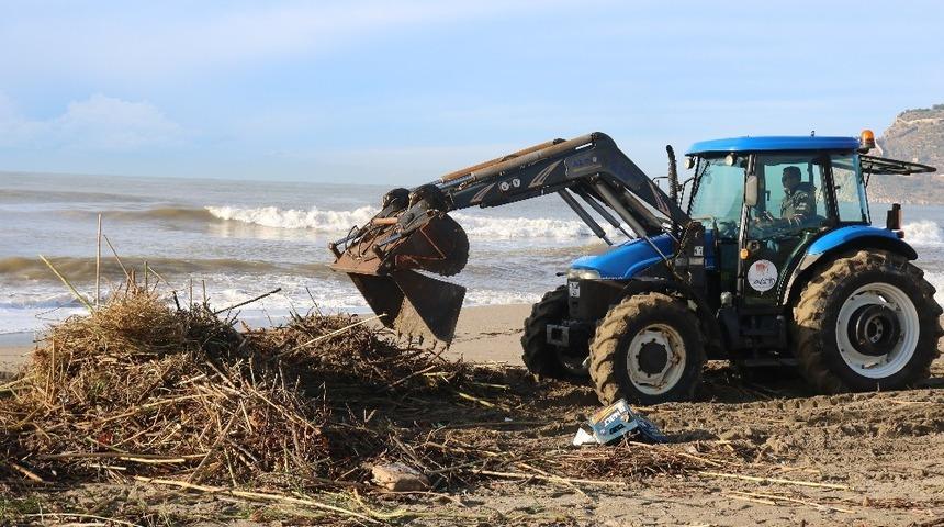 ALTİD, sahilleri temizliyor