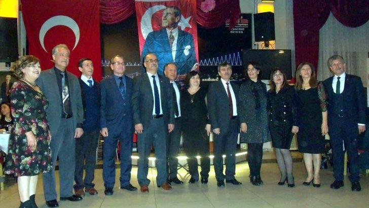 Emekli öğretmenler plaketle onurlandırdı G1