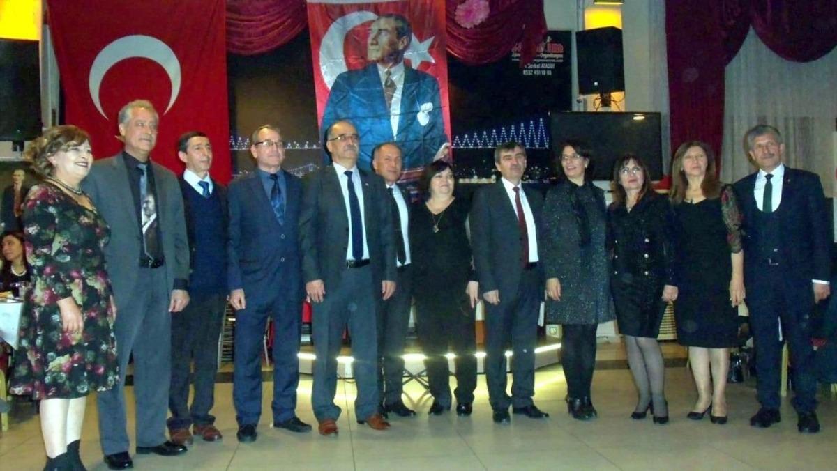 Emekli &ouml;ğretmenler plaketle onurlandırdı