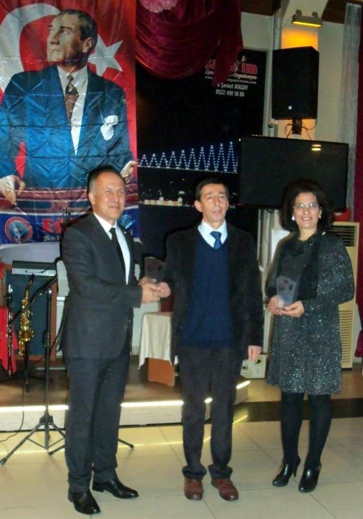 Emekli öğretmenler plaketle onurlandırdı G2