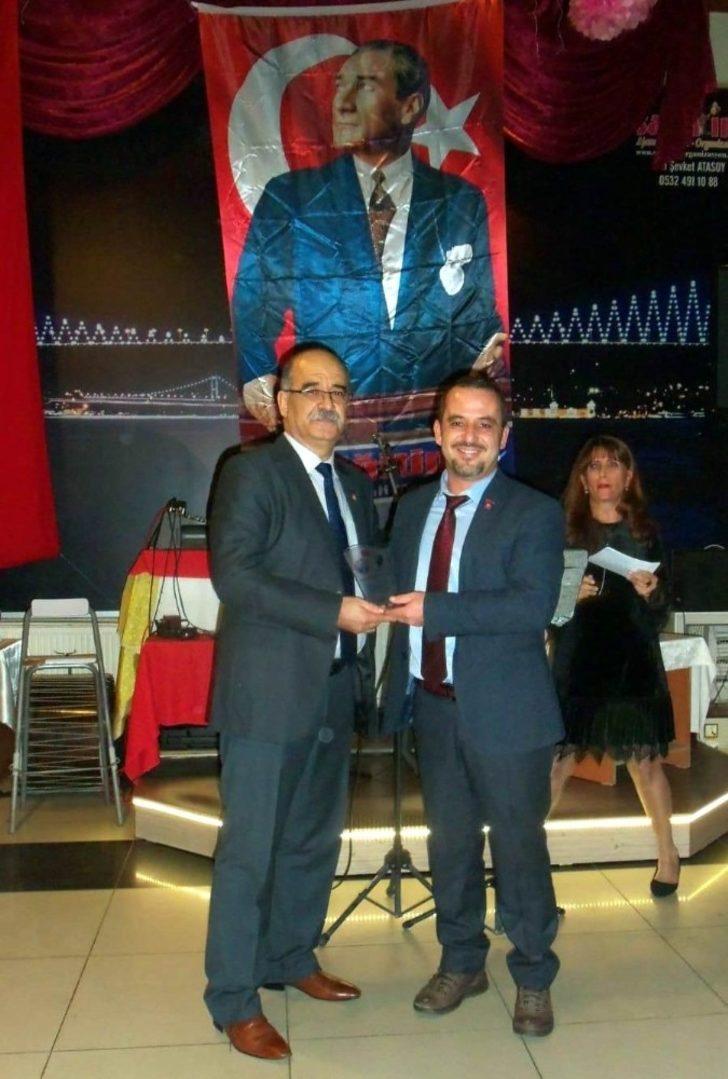 Emekli öğretmenler plaketle onurlandırdı G3