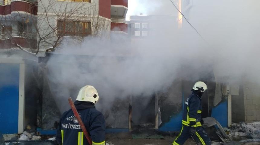 İnşaat alanında çıkan yangın itfaiyeyi alarma geçirdi