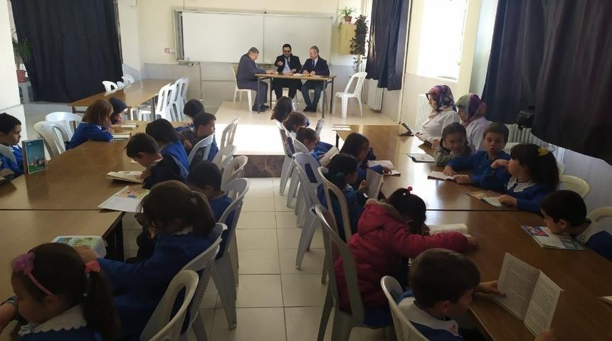 Çocuklarıyla aynı sırada kitap okuyorlar