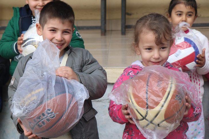 Öğrencilere spor malzemesi yardımı sürüyor G1