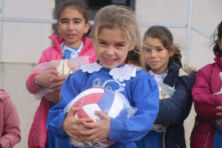 Öğrencilere spor malzemesi yardımı sürüyor G2