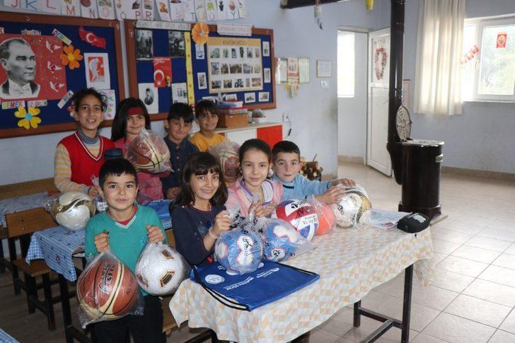 Öğrencilere spor malzemesi yardımı sürüyor G3
