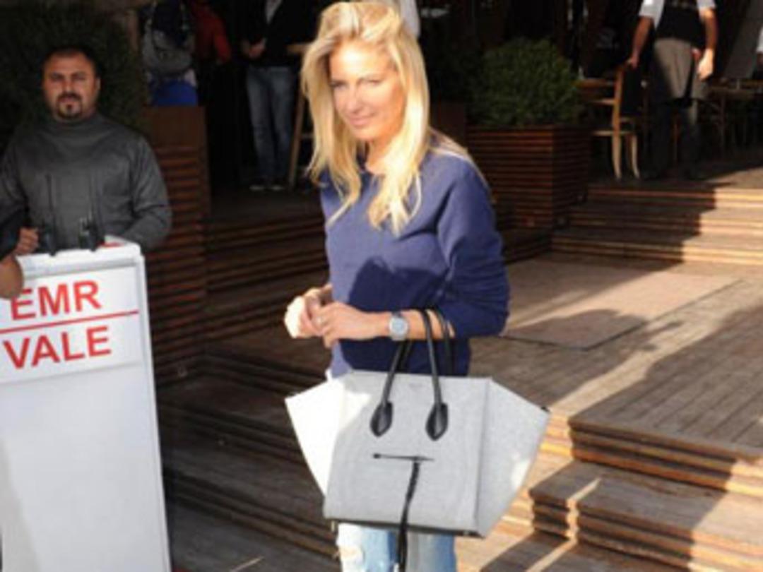 Burcu Esmersoy'a 150 bin dolarlık y&uuml;z&uuml;k