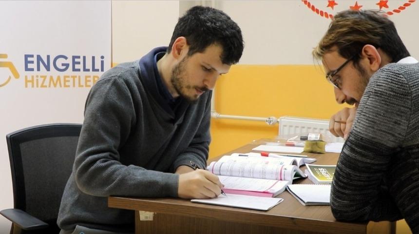 G&ouml;n&uuml;ll&uuml; &ouml;ğrencilerden E-KPSS kursiyerlerine eğitim