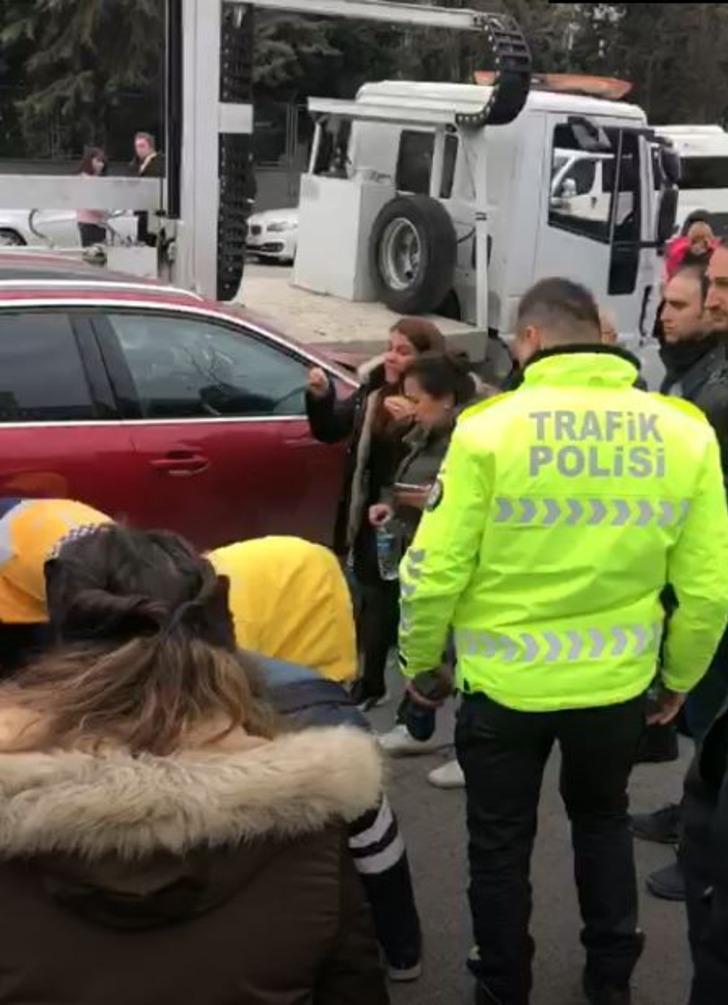 Çekicinin kaldırdığı araçtan düştü! G3