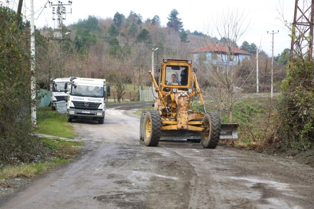 Sapanca&rsquo;da yol d&uuml;zenleme &ccedil;alışmaları devam ediyor