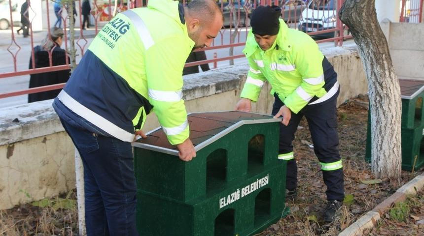 Elazığ&rsquo;da belirlenen noktalara kedi ve k&ouml;pek evleri yerleştiriliyor