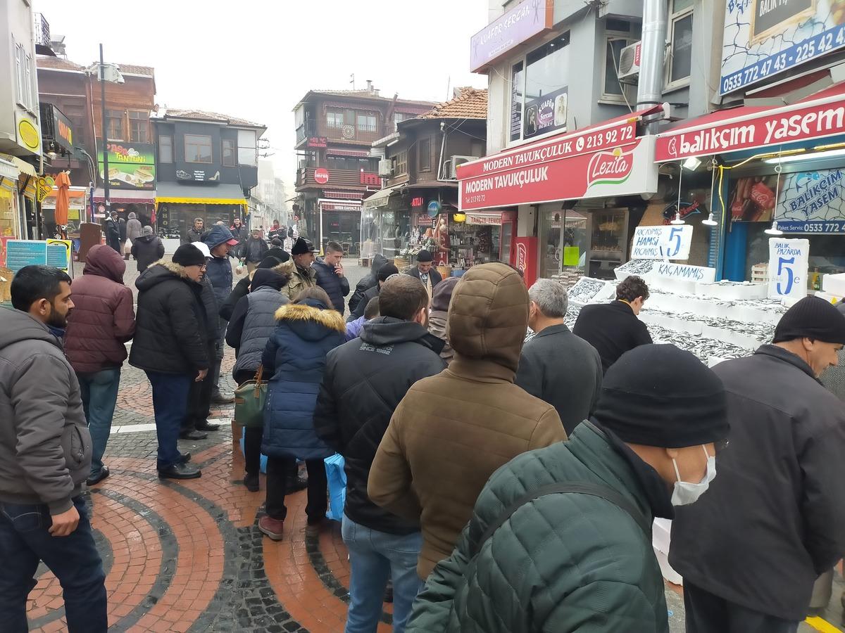 Uzun kuyruklar oldu! 5 liralık hamsi izdihamı