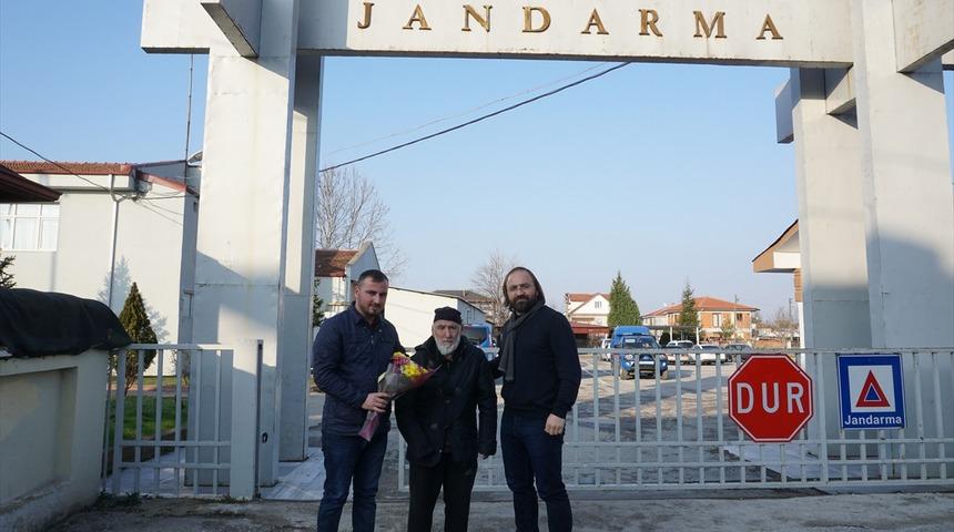 Jandarma personelinin sırtında taşıdığı yaşlı adamdan teşekk&uuml;r ziyareti