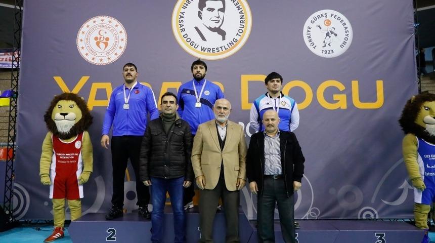 Tanju, Yaşar Doğu&rsquo;dan g&uuml;m&uuml;ş ile d&ouml;nd&uuml;