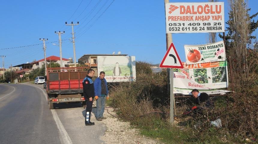 Erdemli&rsquo;de izinsiz tabelalar s&ouml;k&uuml;l&uuml;yor