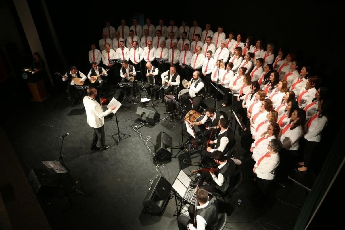 Halk M&uuml;ziği Korosu konseri