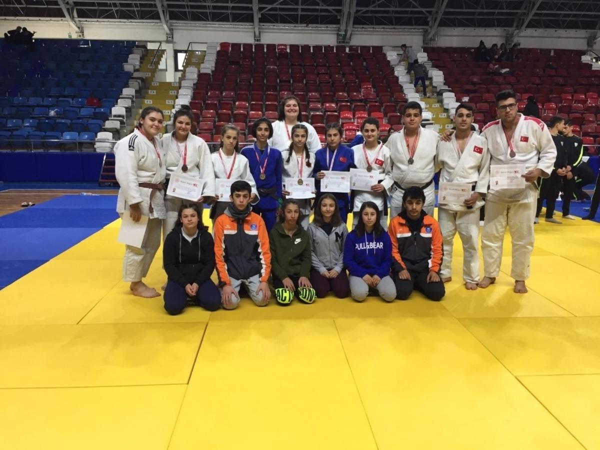 Judocular Mersin&rsquo;den madalyalarla d&ouml;nd&uuml;