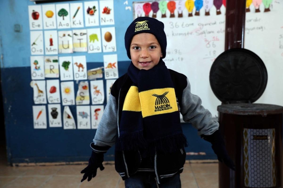 Mardin&rsquo;de &ouml;ğrencilere atkı, bere ve eldiven dağıtıldı