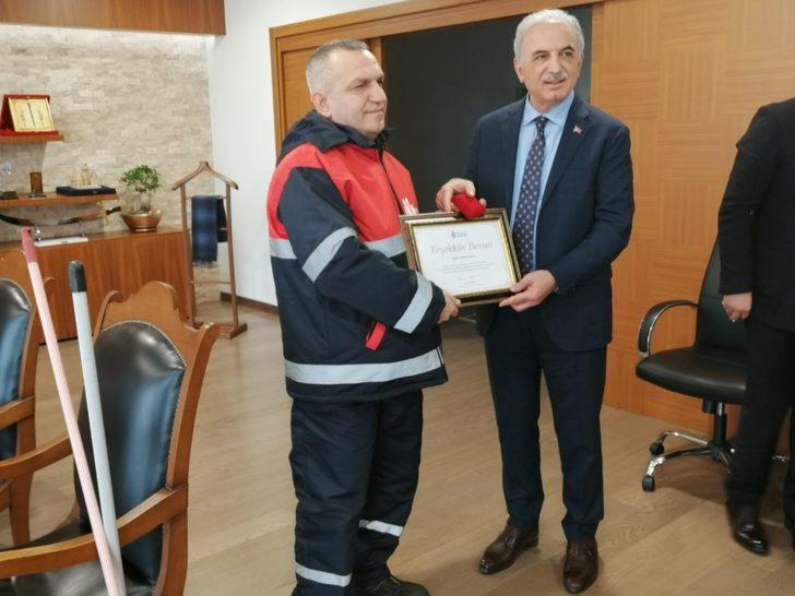 Köpeği kurulayan temizlik işçisinin görüntüsü sosyal medyada çok konuşulmuştu! Geçmişinden dram çıktı G1