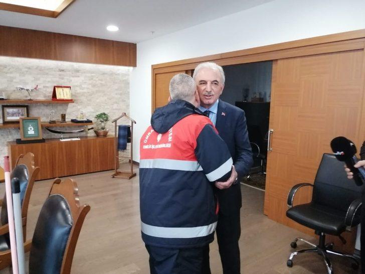 Köpeği kurulayan temizlik işçisinin görüntüsü sosyal medyada çok konuşulmuştu! Geçmişinden dram çıktı G4