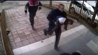 Jandarma personeli havale geçiren çocuğu kucağında hastaneye yetiştirdi