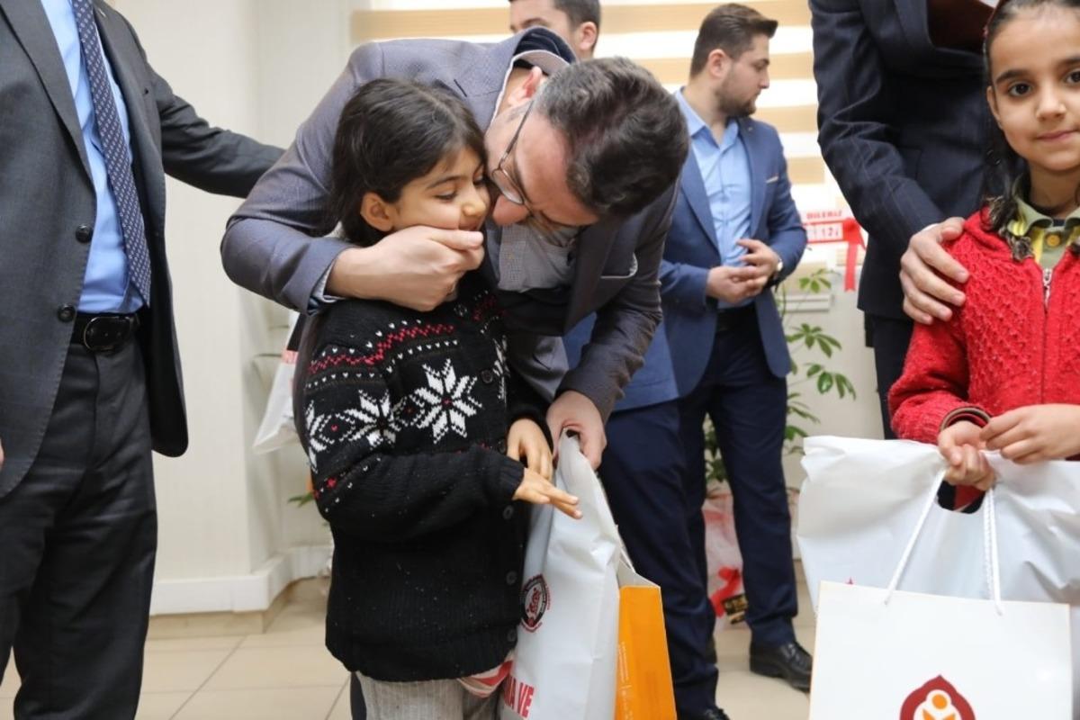 Kızıltepe&rsquo;de 6 bin &ouml;ğrenciye giyim yardımı yapıldı
