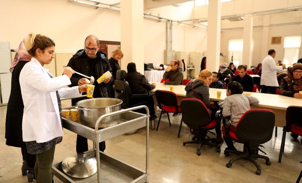 B&uuml;y&uuml;kşehir Belediyesi&rsquo;nden engelli kursiyerlere &ccedil;orba ikramı