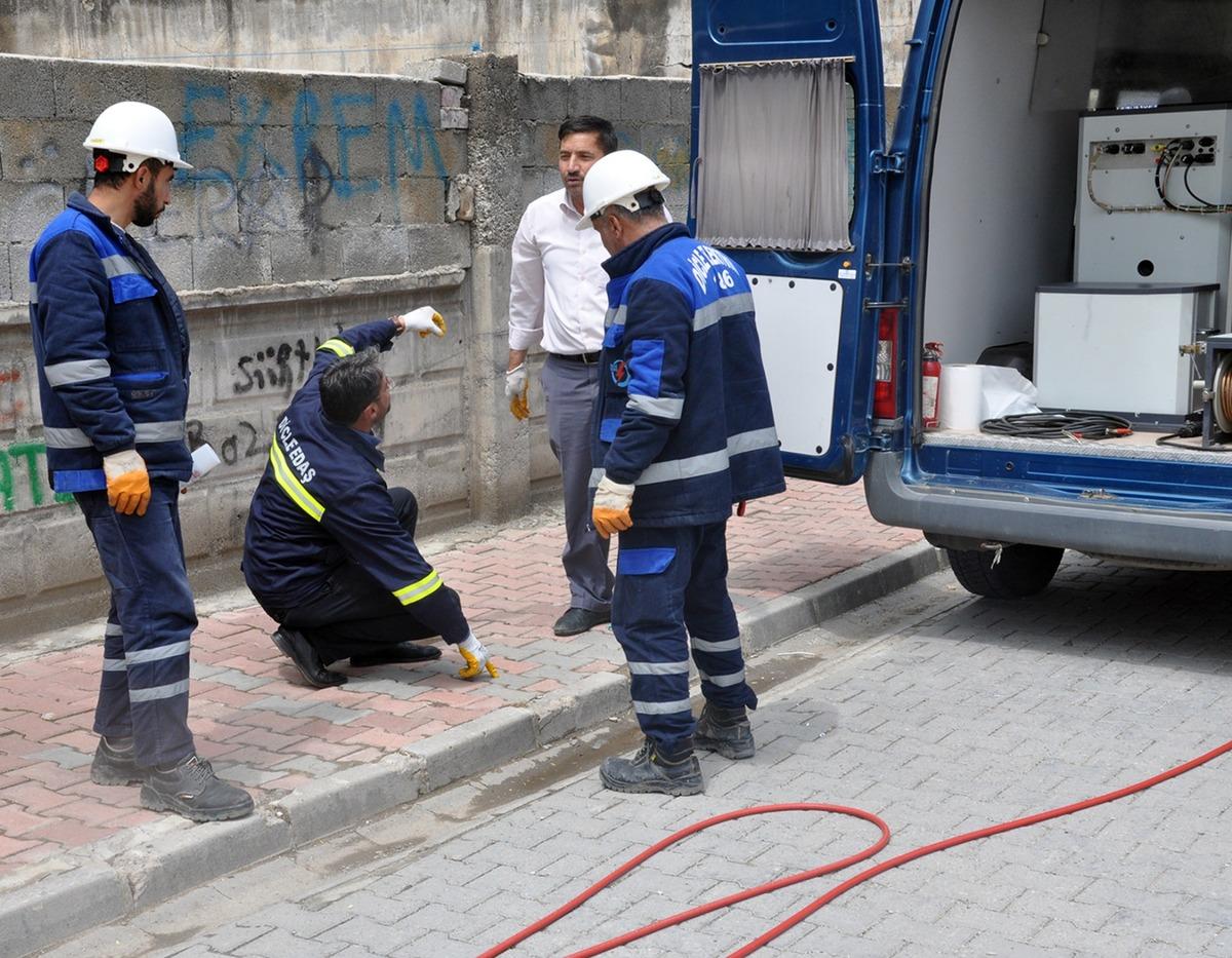 Elektrik kesintisini araştırılırken, yer altında &ccedil;ekilen ka&ccedil;ak hat buldular