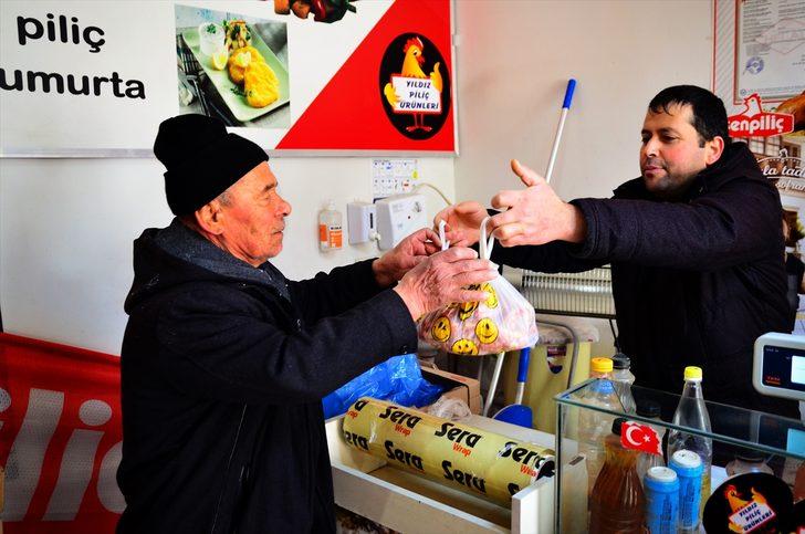 Emekli maaşıyla sahipsiz köpeklere bakıyor G5