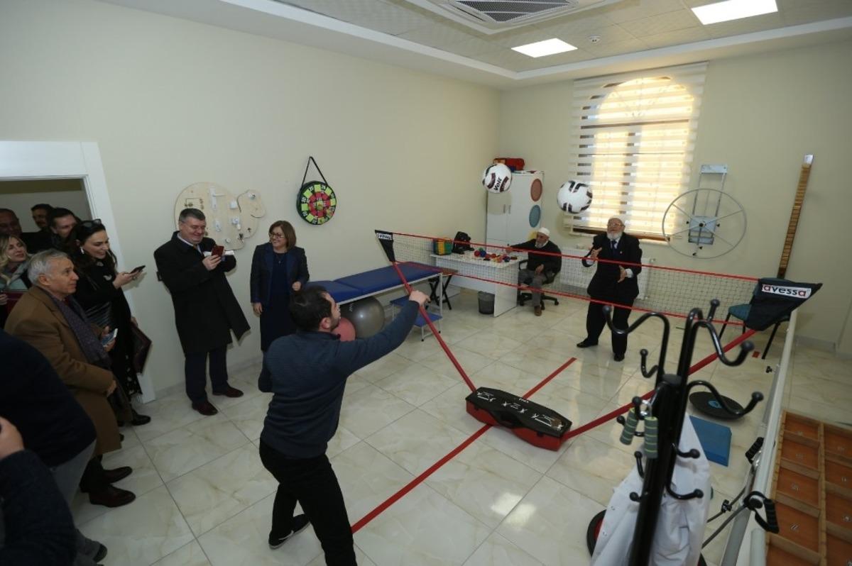 &Uuml;nl&uuml; gazetecilerden b&uuml;y&uuml;kşehir projelerine &ouml;vg&uuml; dolu s&ouml;zler