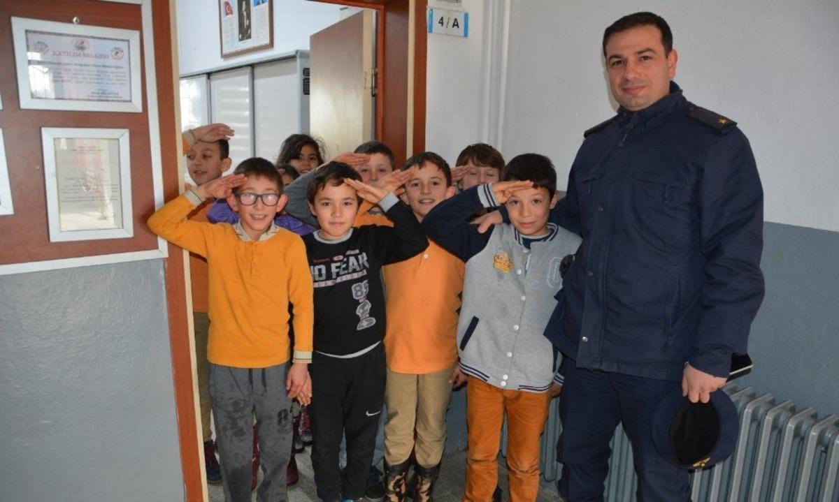 Minikler komutanı asker selamı ile karşıladı