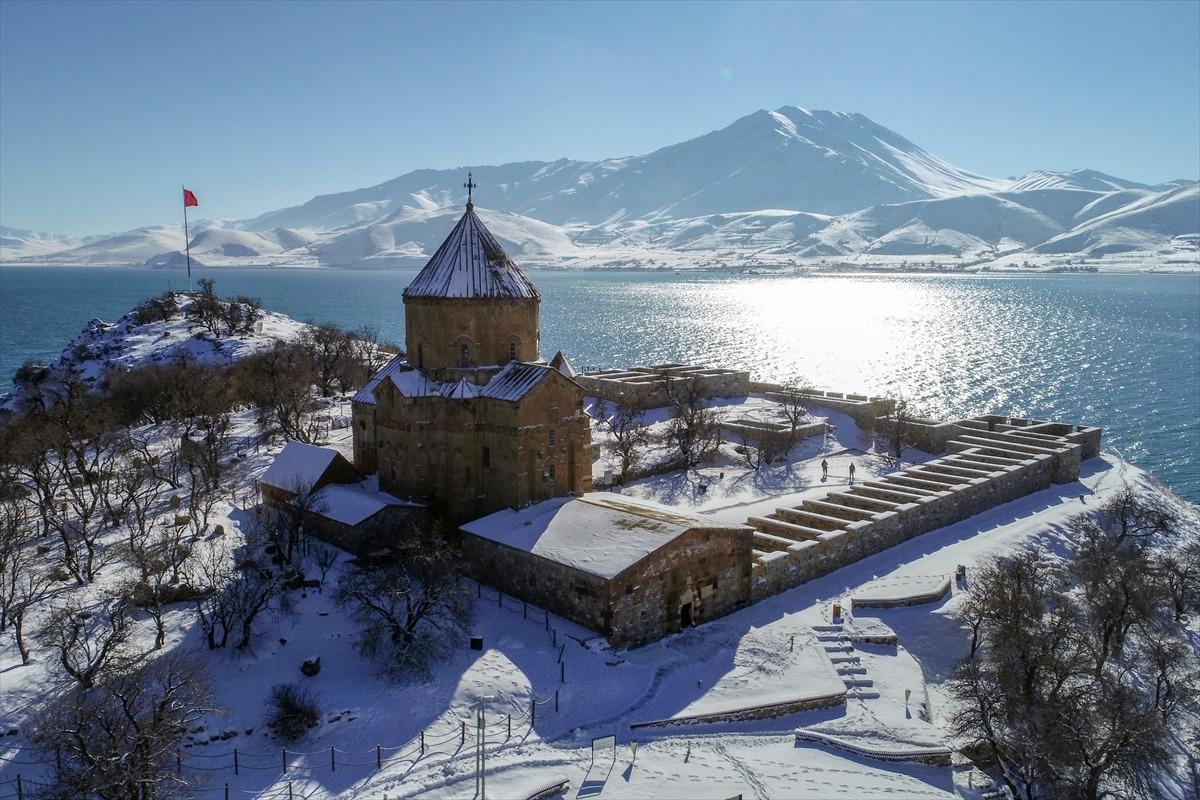 Akdamar Adası beyaz gelinliğini giydi! G&ouml;ren b&uuml;y&uuml;leniyor